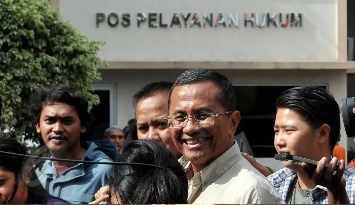 Mantan Dirut PT PLN Dahlan Iskan memenuhi panggilan penyidik Kejaksaan Tinggi DKI Jakarta, Jumat (5/6/2015). Dahlan diperiksa sebagai saksi terkait korupsi proyek pembangunan 21 Gardu Listrik Jawa-Bali-Nusa Tenggara.(Liputan6.com/Johan Tallo)