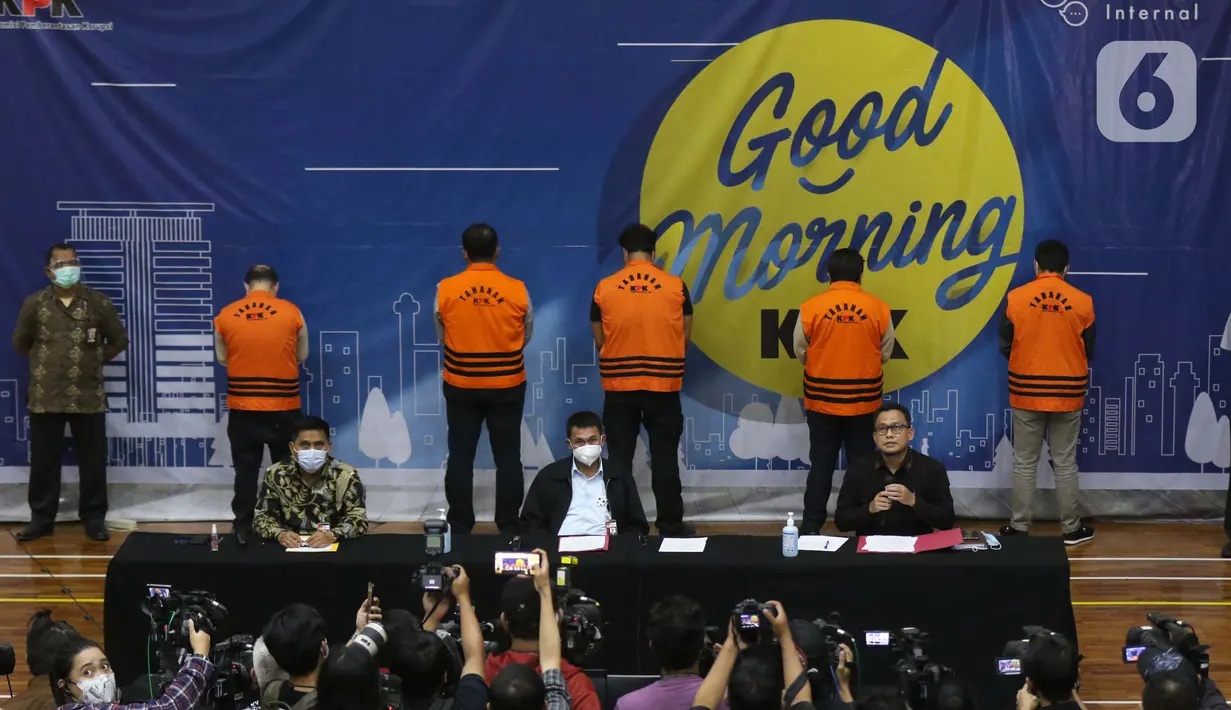 Wakil Ketua KPK, Nawawi Pomolango (tengah duduk) memberi keterangan terkait penetapan Menteri Kelautan dan Perikanan, Edhy Prabowo bersama empat lainnya sebagai tersangka kasus dugaan suap calon eksportir benih lobster di Gedung KPK Jakarta, Rabu (25/11/2020). (Liputan6.com/Helmi Fithriansyah)