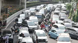 Kendaraan terjebak kemacetan saat melintasi lokasi aksi demo Gojek di depan Pasar Raya Blok M, Jakarta, Senin (5/8/2019). Penuhnya Jalan Iskandarsyah oleh ratusan mobil milik sopir GoCar tersebut menyebabkan kemacetan panjang di dua ruas. (merdeka.com/Iqbal S. Nugroho)