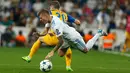 Gelandang Real Madrid, Toni Kroos saat dilanggar pemain APOEL Nicosia, Roland Sallai saat bertanding pada penyisihan Grup H Liga Champions di stadion Santiago Bernabeu, Spanyol, (13/9). Madrid menang telak 3-0 atas APOEL. (AP Photo/Francisco Seco)