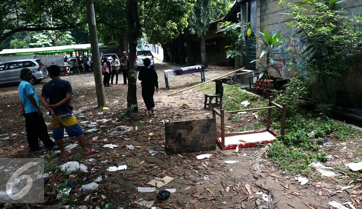 Warga berkumpul didekat rumah orangtua SA, pelaku penusukan tiga anggota polisi, di Kelurahan Sepatan, Tangerang, Kamis (20/10). SA yang mengalami luka tembak di beberapa tubuhnya tewas dalam perjalanan ke Rumah Sakit Kramatjati. (Liputan6.com/Stringer)