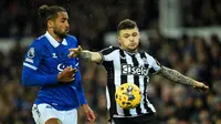 Pemain Newcastle, Kieran Trippier (kanan) berusaha mengontrol bola dibayangi pemain Everton, Dominic Calvert-Lewin pada laga lanjutan Liga Inggris 2023/2024 di Goodison Park, Liverpool, Inggris, Jumat (08/12/2023) dini hari WIB. (AFP/Peter Powell)