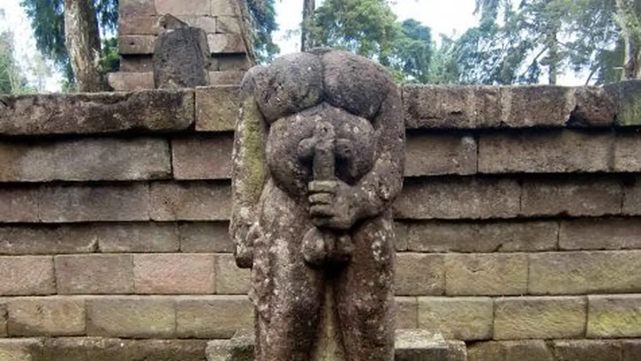 Patung di area kompleks Candi Sukuh, Indonesia
