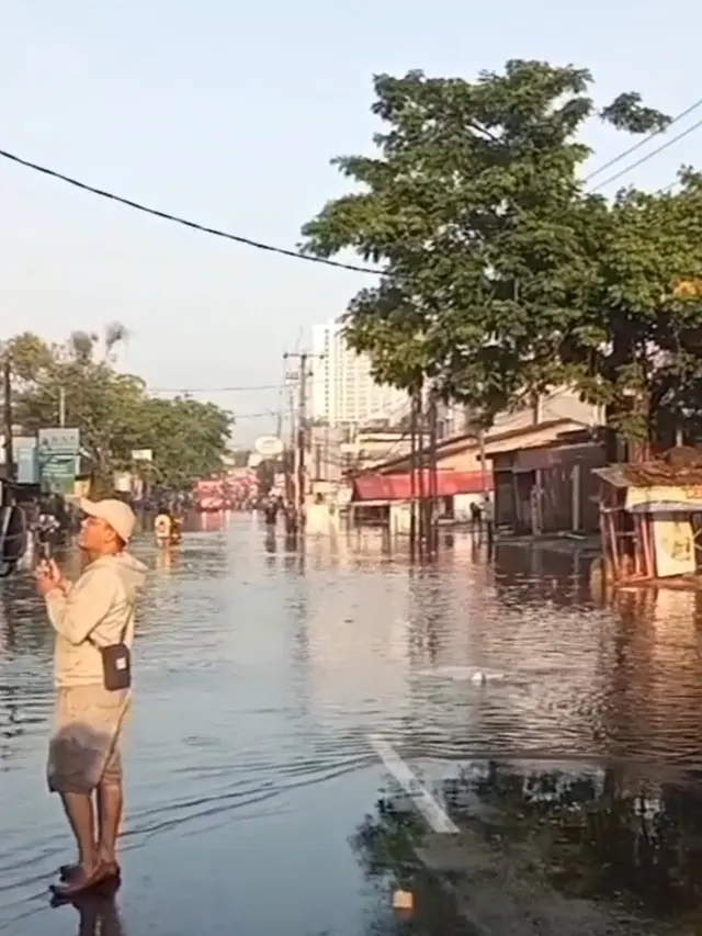 Jalan KH Hasyim Ashari atau persis di depan Komplek Ciledug Indah I, Kota Tangerang sempat terendam banjir.