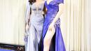 Tampil dengan gaun spektakuler saat bertemu Miss Universe. [@poppycapella_]