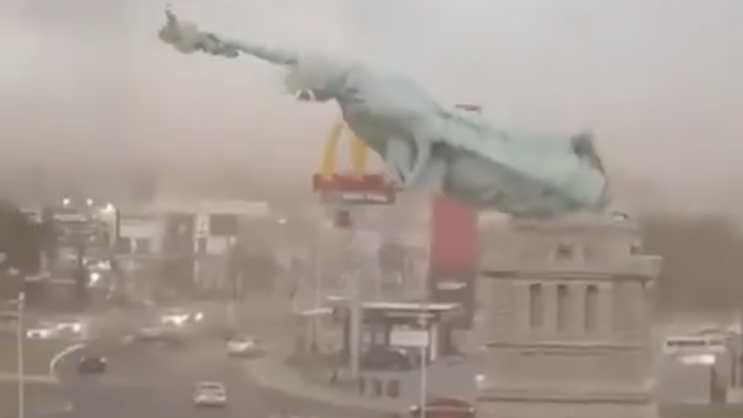 Viral Patung Liberty Roboh Dihantam Angin Kencang