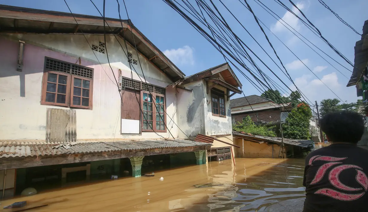 Kepala Pusat Data Informasi dan Komunikasi (Kapusdatin) BPBD DKI Jakarta, Mohamad Yohan mengatakan, setidaknya ada puluhan warga Bidara Cina dan Kampung Melayu yang mengungsi hingga siang ini. (merdeka.com/Arie Basuki)