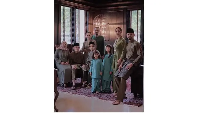 Ashraf Sinclair saat melakukan pemotretam bersama keluarganya, penuh kehangatan.