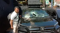 Polisi mengamankan mobil Avanza yang ugal-ugalan dan melawan arus di Kota Malang. (Istimewa)