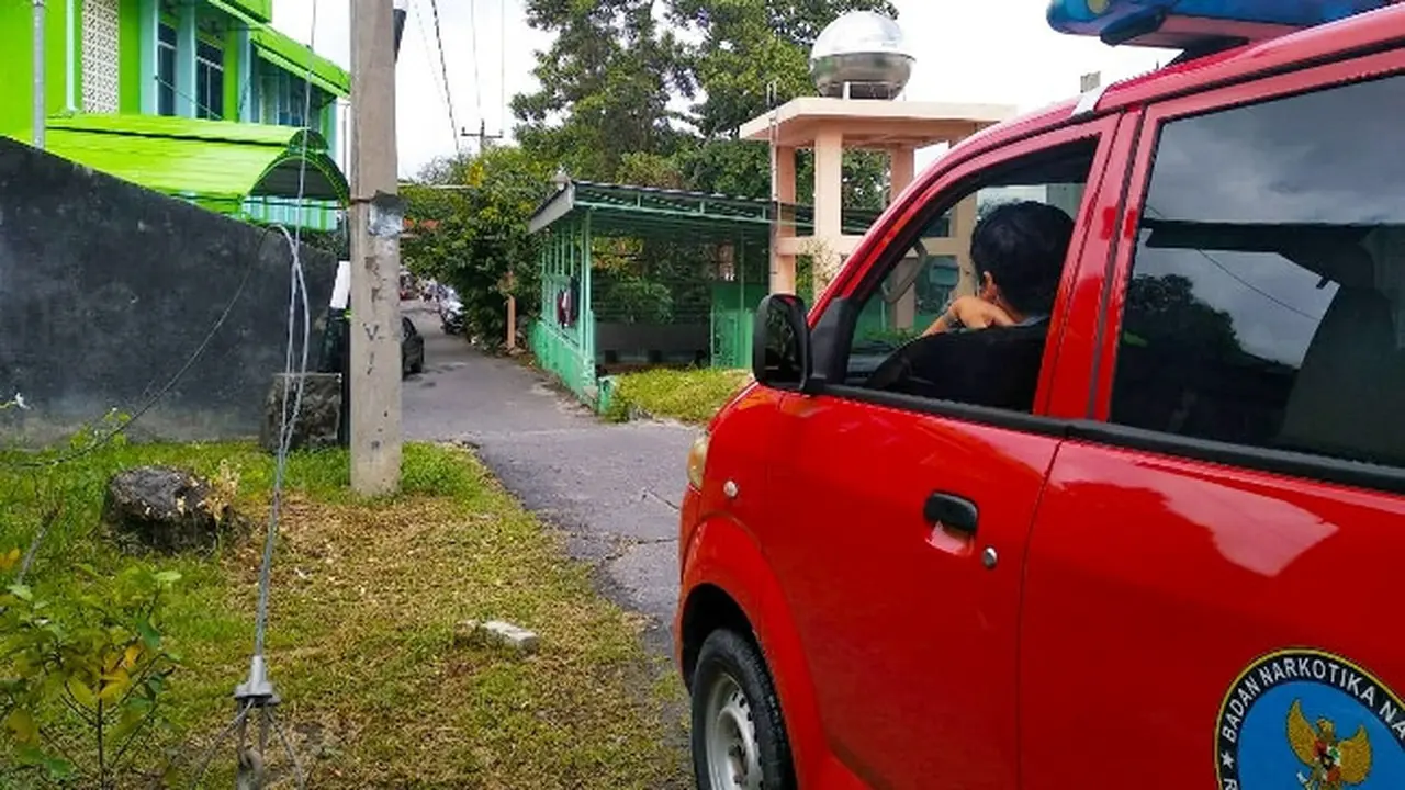 Patroli petugas BNN Riau di Kampung Dalam dan pemukiman di Jalan Pangeran Hidayat untuk mencegah peredaran narkoba.