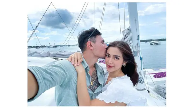 Umumkan Kehamilan, Ini 8 Potret Mesra Jessica Iskandar dan Vincent Verhaag