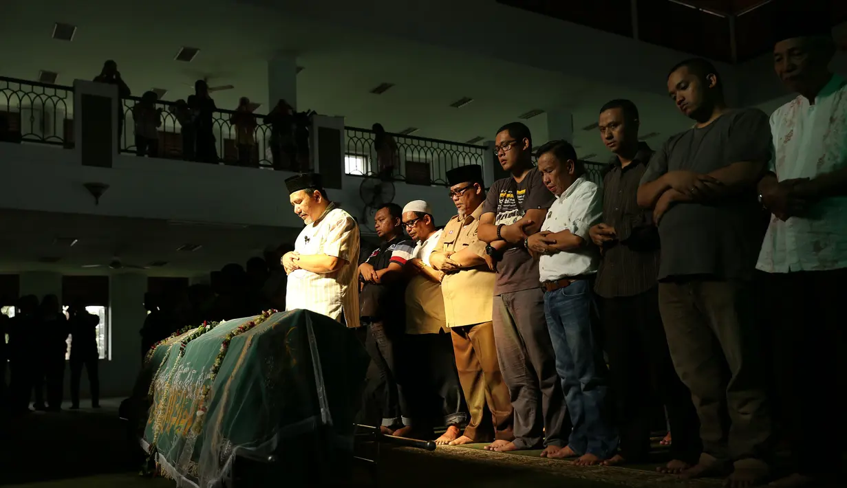Para pelayat sedang menyolatkan jenazah Pepeng. (Galih W Satria/Bintang.com)