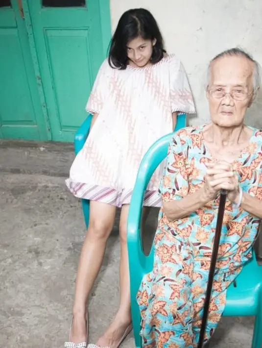 Masa muda Dian juga mengenakan mini dress lengan 3/4. Dress tersebut memiliki motif batik warna pastel. [@therealdisastr]