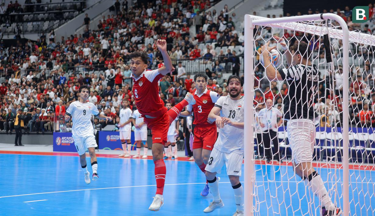 Pemain Timnas Futsal Indonesia, Rio Pangestu berusaha mencetak gol ke gawang Irak pada laga Piala Asia Futsal 2026 di Indonesia Arena, Senayan, Jakarta, Sabtu (31/01/2026). (Bola.com/Bagaskara Lazuardi)