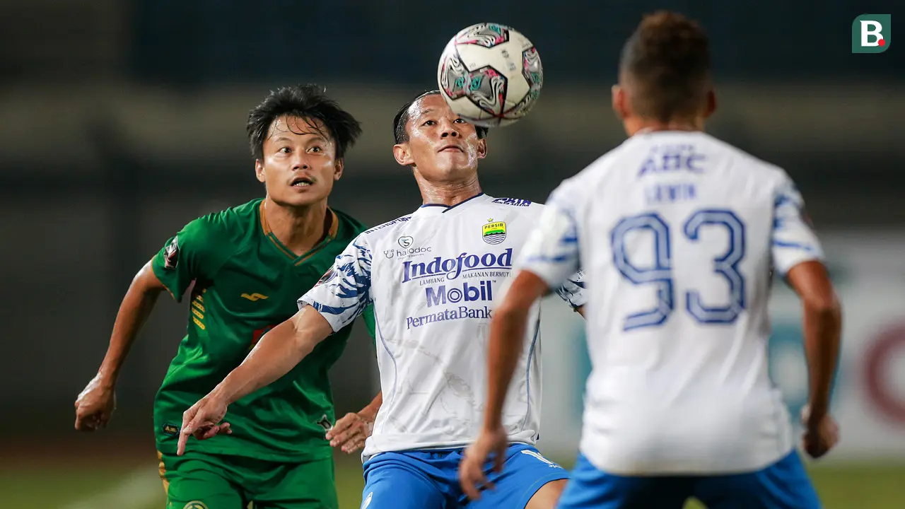 Foto: Melihat Gol Cantik Boaz Solossa saat PSS Sleman Bertemu Persib Bandung di Perempat Final Piala Presiden 2022