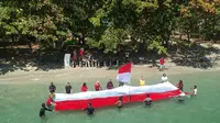 Foto: Komunitas Maumere Diver Community (MDC) membentang bendera merah putih di dasar laut patahan tsunami 1992 dekat Pulau Babi, Kabupaten Sikka, NTT (Liputan6.com/Dion)