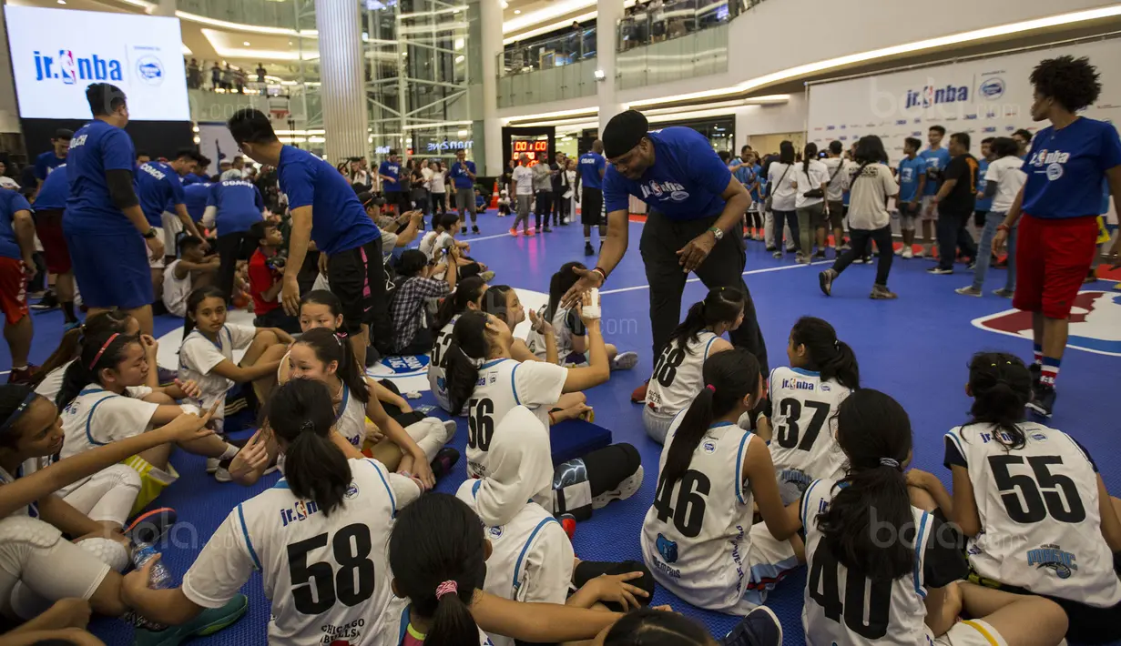 Legenda NBA, Sam Perkins, memberi semangat saat National Training Camp Junior NBA di Pluit Village, Jakarta, Minggu (10/9/2017). Sebanyak 16 pebasket terbaik akan diberangkatkan ke China untuk nonton langsung laga NBA. (Bola.com/Vitalis Yogi Trisna)