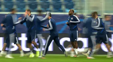 Para pemain Lyon berlatih jelang menghadapi Zenit pada matchday kelima Grup G Liga Champions di Gazprom Arena, Saint Petersburg, Rusia, Selasa (26/11/2019). Lyon akan menghadapi Zenit di Saint-Petersburg Stadium. (Olga MALTSEVA/AFP)