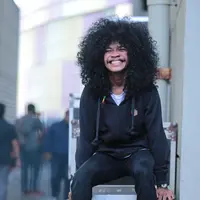 "Saya mau memperbaiki rumah dulu. Belikan adik saya motor, lalu buka usaha untuk mamah," ucap Zakka dengan logat Makasarnya yang kental pada Bintang.com, Kamis (14/9/2017). (Adrian Putra/Bintang.com)