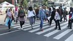 Warga melintasi Pelican Crossing di sekitar Halte Transjakarta Gelora Bung Karno, Jakarta, Jumat, (30/11). Penyeberangan pelican crossing diberlakukan selama revitalisasi jembatan penyeberangan orang (JPO) berlangsung. (Liputan6.com/Helmi Fithriansyah)
