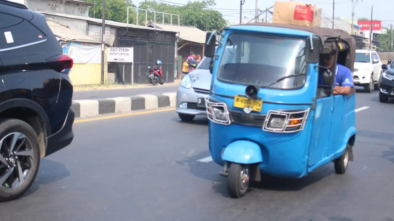 Bajaj terpantau digunakan sebagai kendaraan untuk mudik wilayah Karawang, Jawa Barat. Minggu (2/6/2019).