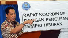 Kepala BNN Komjen Pol Budi Waseso memberikan arahan saat rakor dengan pengusaha hotel dan tempat hiburan se Jakarta di Halim Perdanakusuma, Jumat (18/12/2015). Buwas mengajak semua pihak mewaspadai peredaran narkoba. (Liputan6.com/Helmi Fithriansyah)