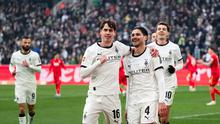 Kevin Diks merayakan gol bersama Philipp Sander dalam laga Bundesliga antara Borussia Monchengladbach vs Augsburg di Borussia-Park, 11 Januari 2026. (Marius Becker/dpa via AP)