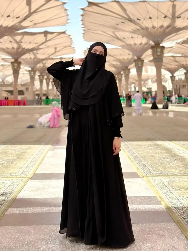 7 Momen Mulan Jameela Jalani Umroh, Penampilan Bercadar Curi Perhatian