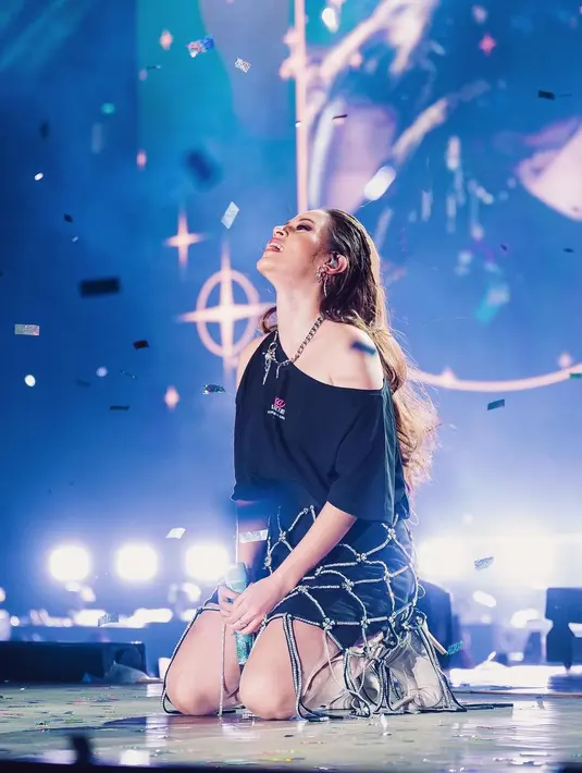 Menutup konser, Raisa pilih outfit kasual dengan one shoulder shirt. Dipadukan dengan rok mini dengan aksen jaring-jaring [instagram/raisa6690]