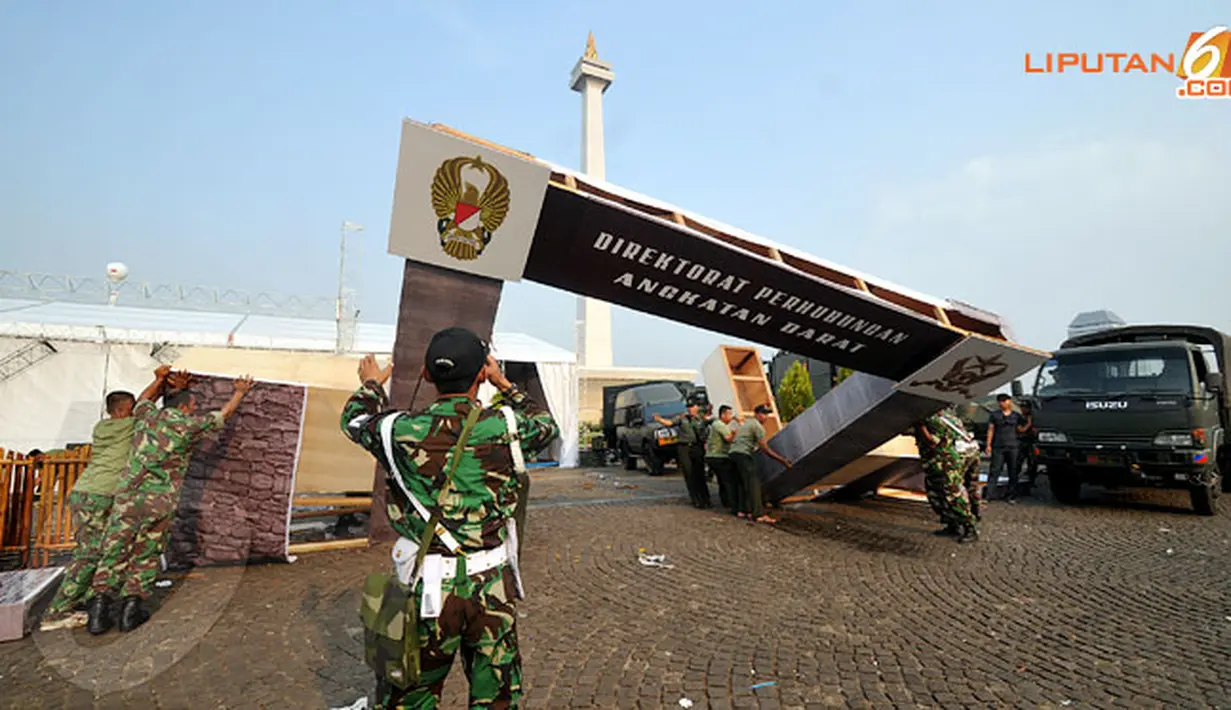 Beberapa anggota TNI terlihat sedang berusaha untuk memugar gerbang stan pameran. (Liputan6.com/Danu Baharuddin)