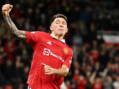 Bek mungil yang ditebus Manchester United dari Ajax ini sukses membayar keraguan publik dengan kualitasnya yang jempolan. Lisandro Martinez merupakan pilihan utama dan selalu dimainkan Ten Hag untuk mengawal lini pertahanan Setan Merah. (AFP/Oli Scarff)