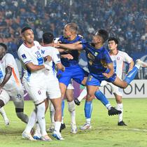 Duel udara terjadi di kotak penalti saat Persib Bandung menghadapi Port FC ada laga perdana Grup F AFC Champions League 2 (ACL 2) di Stadion Si Jalak Harupat, Soreang, Kabupaten Bandung, Kamis (19/9/2024) malam. (Bola.com/Erwin Snaz)