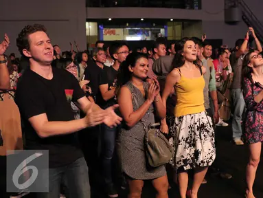 Para turis mancanegara menikmati musik dalam Java Jazz Festival 2016 di Jakarta, Jumat (4/3). Java Jazz Festival 2016 merupakan ajang untuk para penikmat musik Jazz di Indonesia. (Liputan6.com/Angga Yuniar)