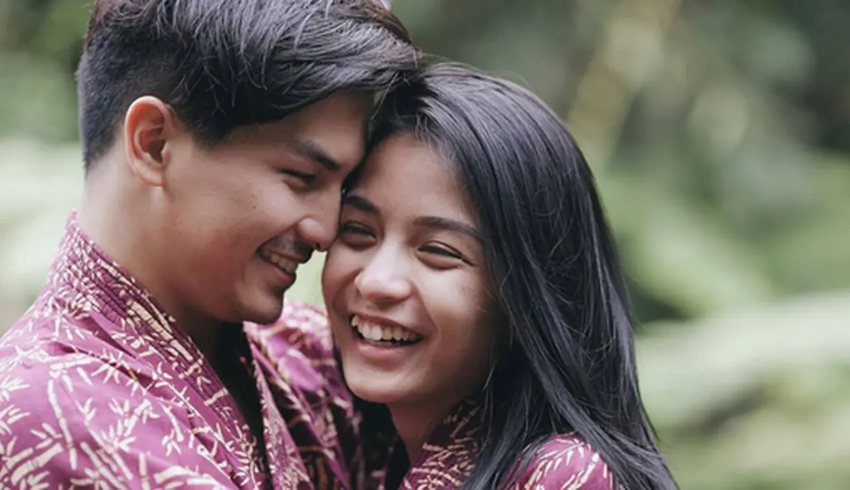 Hanya dengan melihat senyum dan tawa dari pasangan Glenn dan Chelsea saja sudah dapat melihat kebahagiaan dan cinta di antara keduanya. (via instagram/@destinestory)