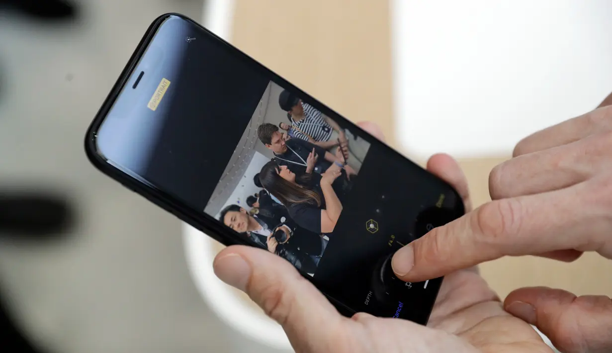 Pengunjung mencoba iPhone XR saat peluncuran produk baru Apple di Apple Headquarters, Cupertino, California (12/9). iPhone XR dapat dipesan per 19 Oktober di beberapa negara dan mulai tersedia pada 26 Oktober 2018. (AP Photo/Marcio Jose Sanchez)