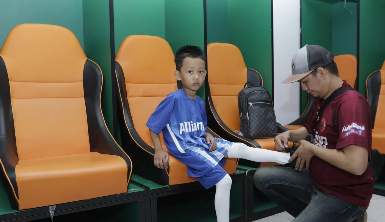 Seorang anak dari suporter PSM Makassar bersiap menjadi pendamping saat laga Piala AFC melawan Home United di Stadion Pakansari, Bogor, Selasa (30/4). Kesempatan ini diberikan oleh Allianz sebagai salah satu sponsor. (Bola.com/Yoppy Renato)