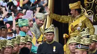 Sultan Hassanal Bolkiah saat naik kereta kerajaan melambaikan tangan kepada warga sekitar selama prosesi Golden Jubilee di Bandar Seri Begawan (5/10). Perayaan tersebut menandai 50 tahun bertahta. (AFP PHOTO / Roslan Rahman)