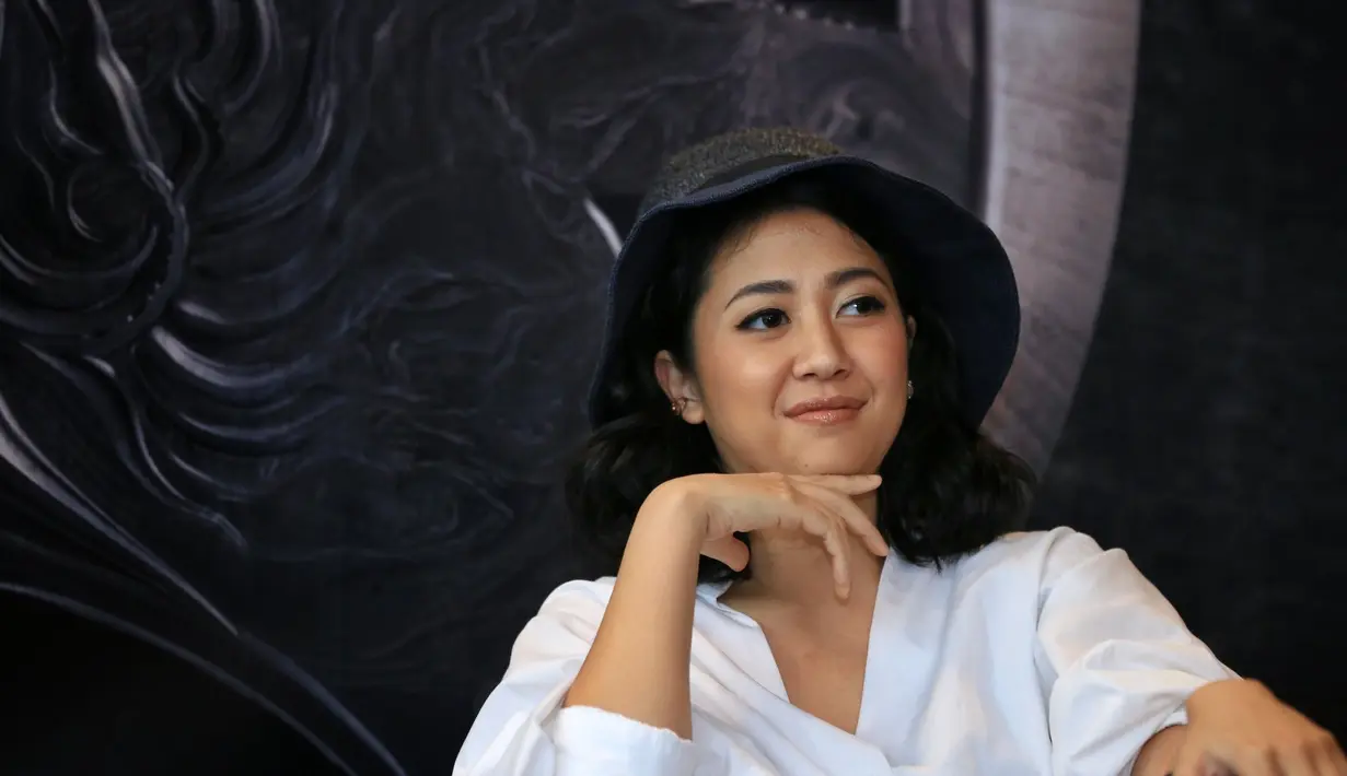 Lama tak terlihat di dunia Entertainment, Sherina Munaf kini kembali hadir dengan projek terbarunya. Bukan di bidang musik, Sherina yang baru kembali ke Indonesia ini turut berperan di fim terbarunya berjudul Wiro Sableng 212. (Adrian Putra/Bintang.com)