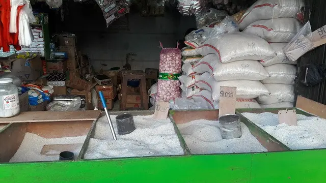 Pedagang beras di Pasar Pondok Gede. (Dok Foto: Liputan6.com/Bawono Yadika Tulus)