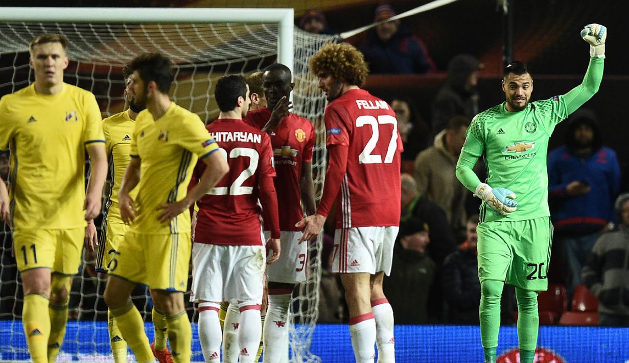 Kiper Manchester United, Sergio Romero, merayakan kemenangan atas FC Rostov. Unggul 1-0 cukup untuk MU ke perempat final karena pada leg pertama kedua tim bermain imbang 1-1 di kandang FC Rostov. (AFP/Oli Scarff)