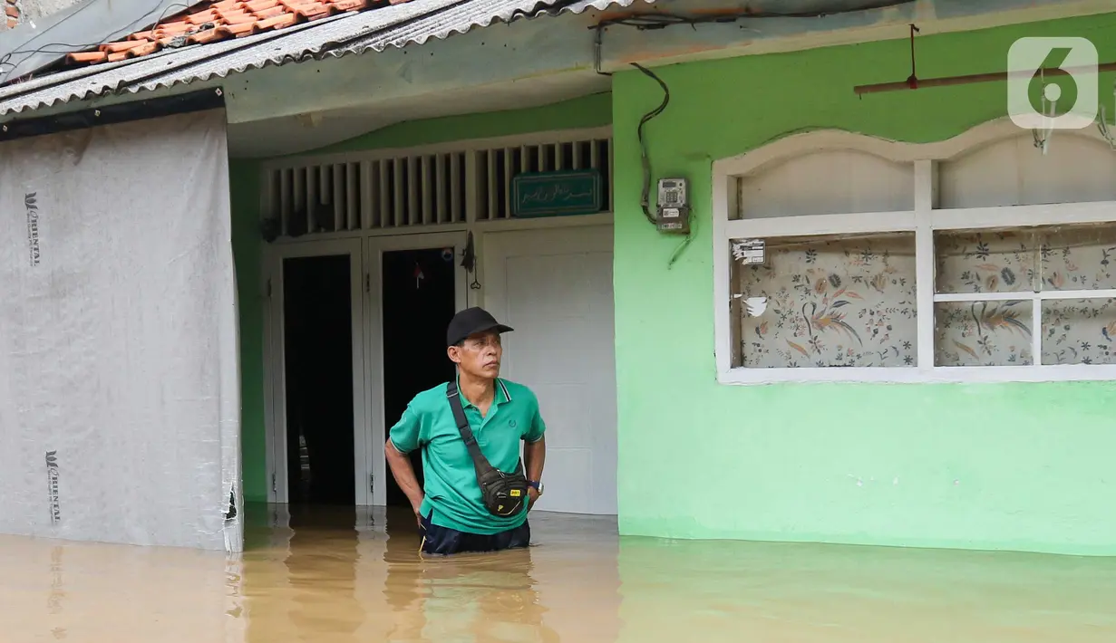 Per pukul 09.00 WIB, Badan Penanggulangan Bencana Daerah (BPBD) Jakarta menyatakan banjir merendam sebanyak 62 wilayah Rukun Tetangga (RT) di Jakarta. (Liputan6.com/Herman Zakharia)