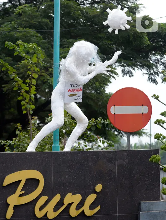 Patung Virus Corona yang dipasang warga dipintu masuk perumahan Puri di Pamulang Tangerang Selatan, Banten, Rabu (14/4/2020). Patung tersebut sebagai bentuk peran aktif warga untuk sosialisasi ke masyarakat luas agar lebih waspada terhadap wabah virus corona. (merdeka.com/Dwi Narwoko)