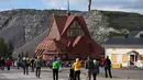 Struktur kayu merah raksasa gereja Kiruna yang dibangun pada tahun 1912 telah diangkat ke atas trailer raksasa dan sedang dalam perjalanan menuju pusat kota baru. (Jonathan Nackstrand/AFP)
