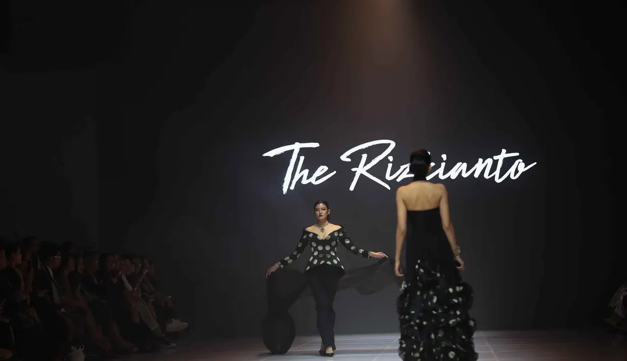 Para model memeragakan busana fesyen The Rizkianto pada panggung gelaran mode Jakarta Fashion Week (JFW) 2026 di City Hall, Pondok Indah Mall 3, Jakarta, Rabu (29/10/2025). (Kapanlagi.com/Budy Santoso)