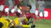 Aksi pemain Timnas Indonesia U-23, Hansamu Yama berebut bola dengan kiper Suriah U-23 pada laga persahabatan di Stadion Wibawa Mukti, Bekasi, Rabu (16/11/2017). Indonesia kalah 2-3. (Bola.com/NIcklas Hanoatubun)