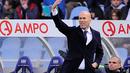 Pelatih Real Madrid, Zinedine Zidane, memberi instruksi kepada pemainnya saat melawan Real Sociedad dalam laga La Liga Spanyol di Stadion Anoeta, Sabtu (30/4/2016) malam WIB. (AFP/Ander Gillenea)