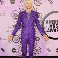 Netizen mempertanyakan cara duduk Machine Gun Kelly di American Music Awards 2022. @machinegunkelly.