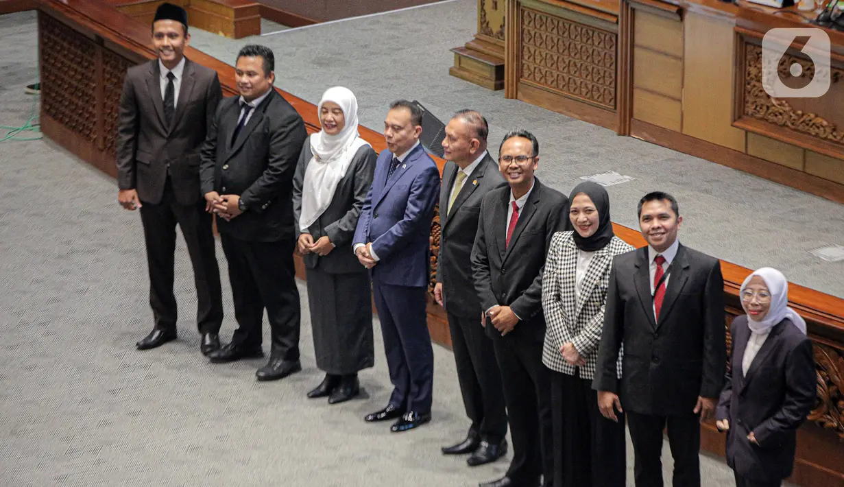 Pimpinan sidang foto bersama saat Rapat Paripurna ke-15 masa persidangan III tahun 2022-2023 dalam penyampaian laporan hasil uji kelayakan dan kepatutan Calon Anggota KPI periode 2022-2025 di Kompleks Parlemen, Senayan, Jakarta, Selasa (7/2/2023). Rapat Paripurna tersebut mengesahkan calon Anggota Komisi Penyiaran Indonesia (KPI) Periode 2022-2025. (Liputan6.com/Faizal Fanani)