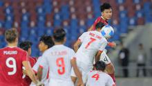 Kemenangan atas Myanmar tak cukup mengantarkan Timnas Indonesia U-22 untuk melangkah ke semifinal lewat jalur runner up terbaik. Tampak dalam foto, Kadek Arel Priyatna (Timnas Indonesia U-22 - kanan) berebut bola atas dengan beberapa pemain Myanmar pada pertandingan Grup C SEA Games 2025 di The 700th Anniversary of Chiang Mai Stadium, Thailand, Jumat (12/12/2025). (Bola.com/Bagaskara Lazuardi)