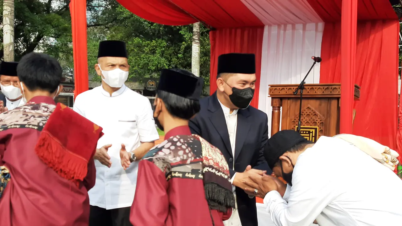 Kapolda Metro Jaya, Irjen Pol Fadil Imran bersama keluarga menunaikan salat IdulFitri di Stadion Presisi, Polda Metro Jaya, Senin (2/5/2022).